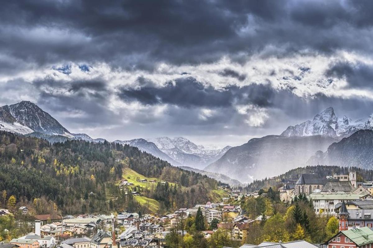 uma cidade em um vale com montanhas ao fundo