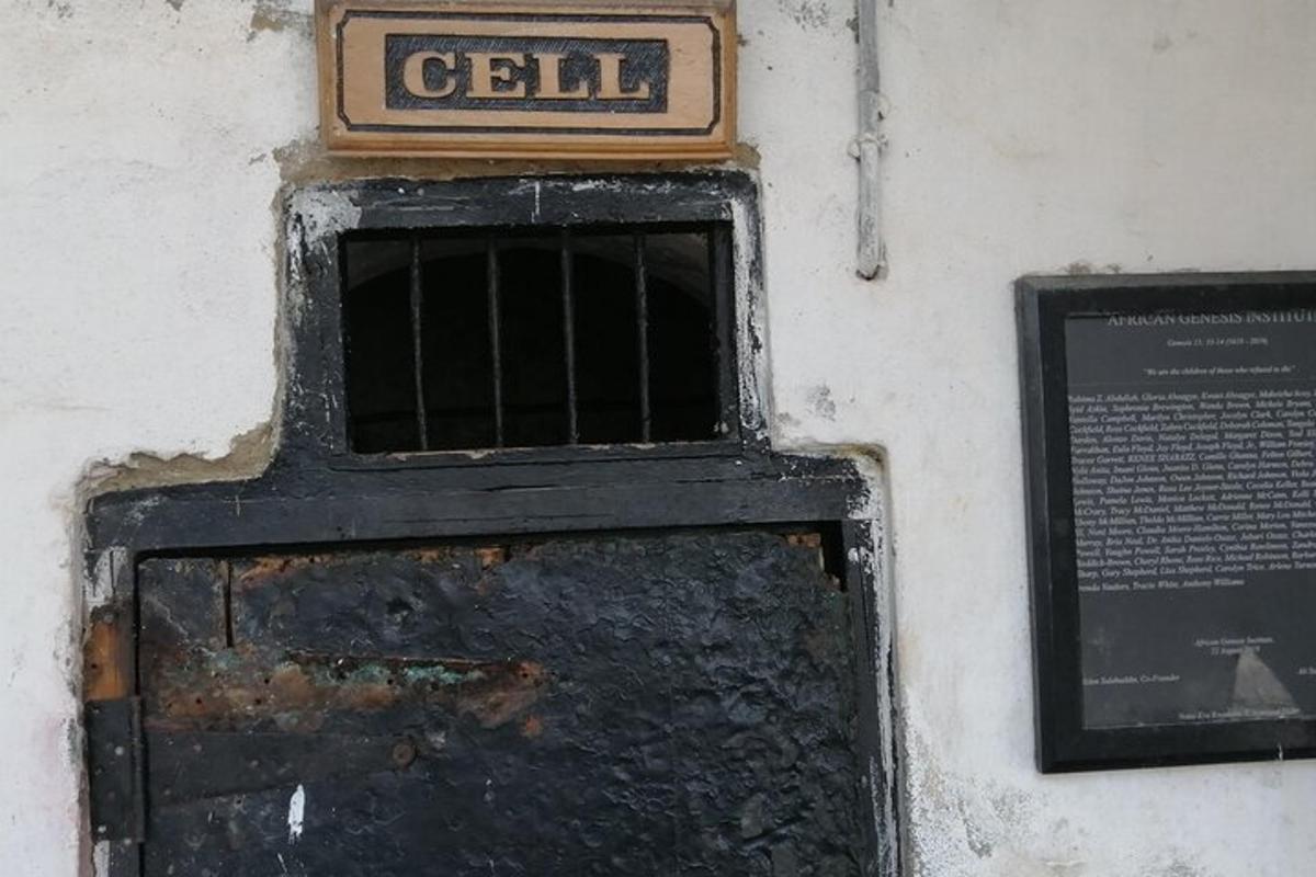 una porta su un muro con un cartello sopra