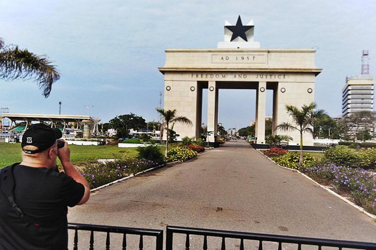 ein Mann, der ein Foto von einem großen Denkmal macht