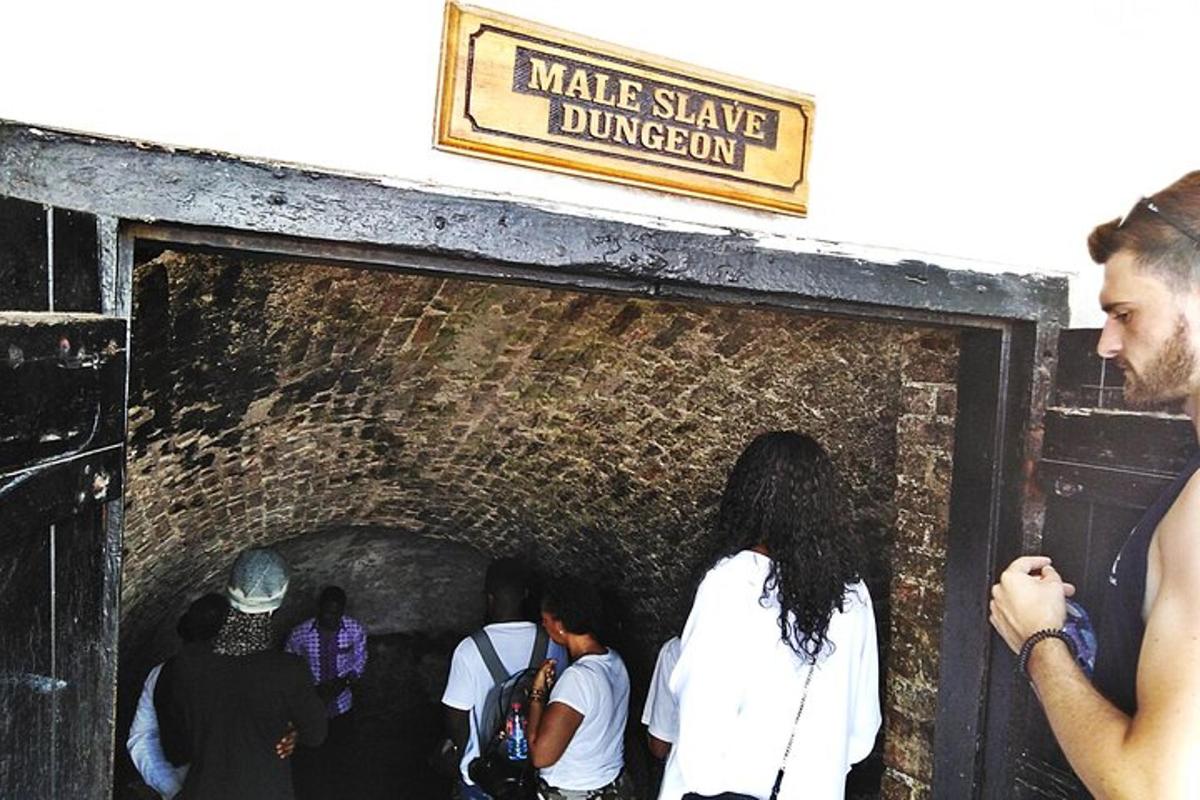 un gruppo di persone che camminano in un tunnel