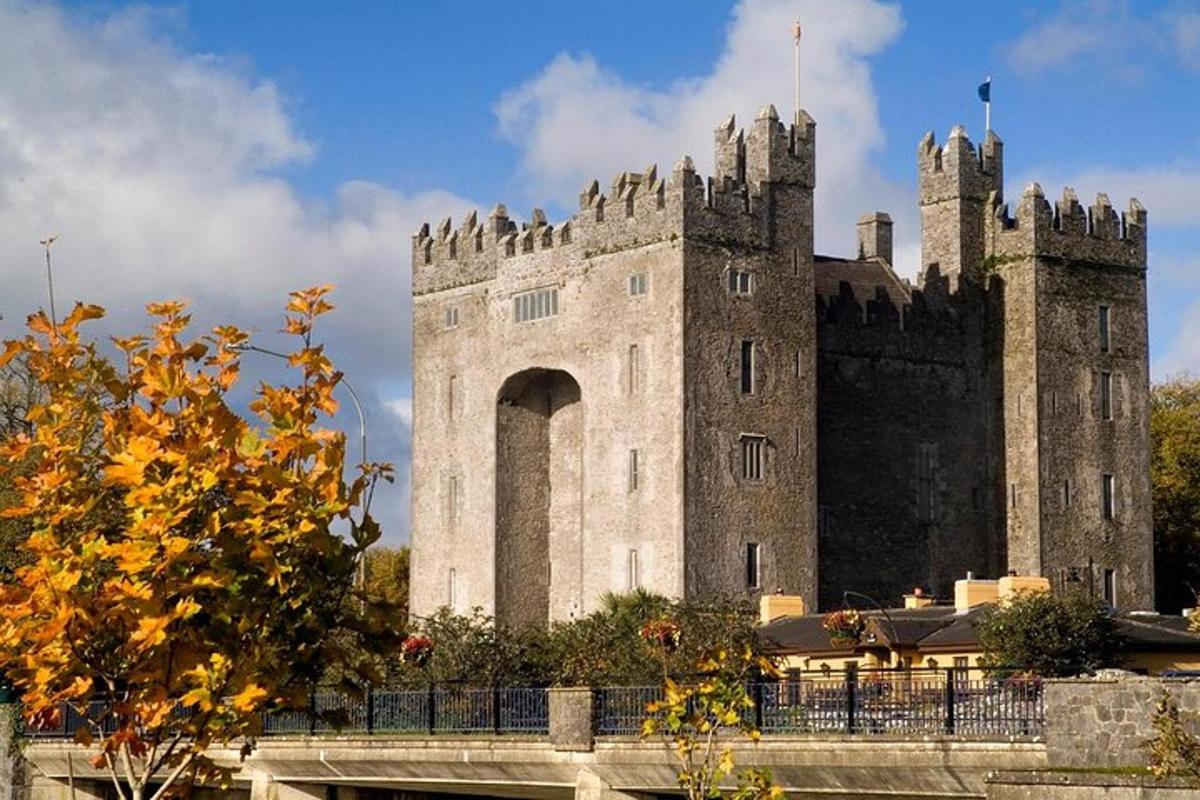 Un antiguo castillo con un puente delante de él.