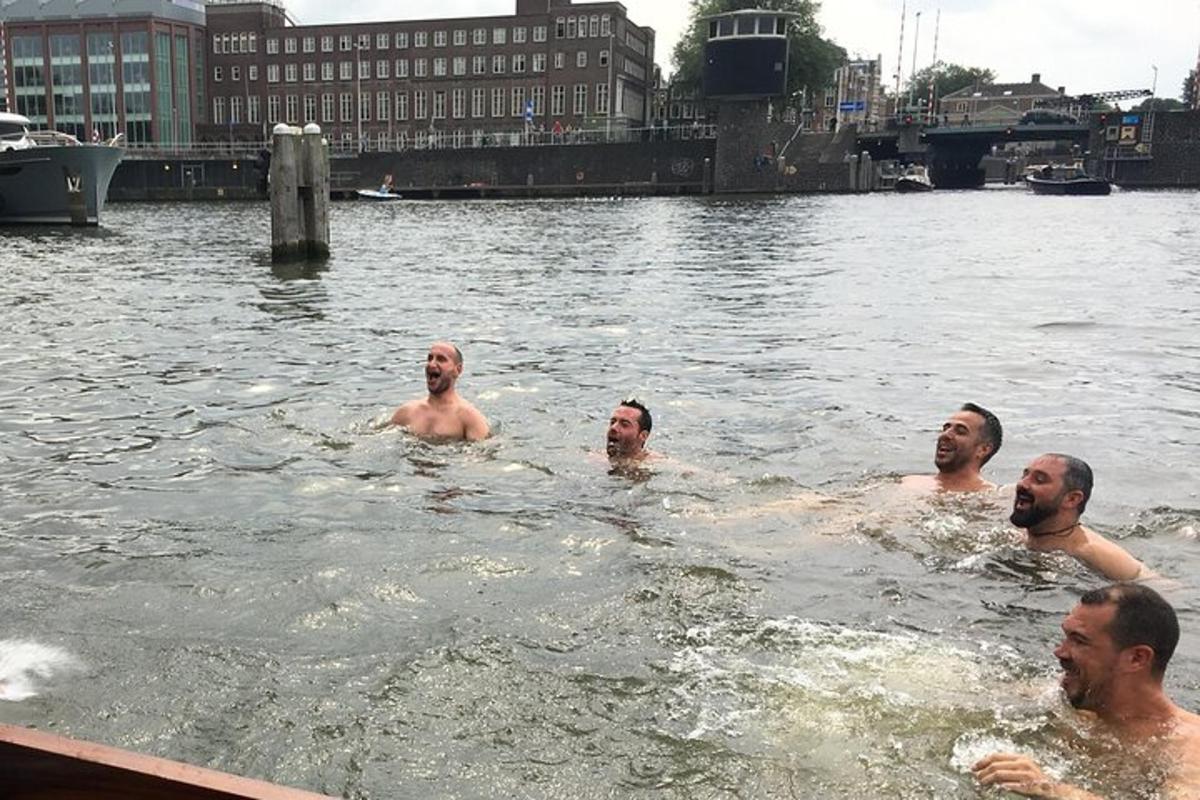 un gruppo di uomini che nuotano nell'acqua