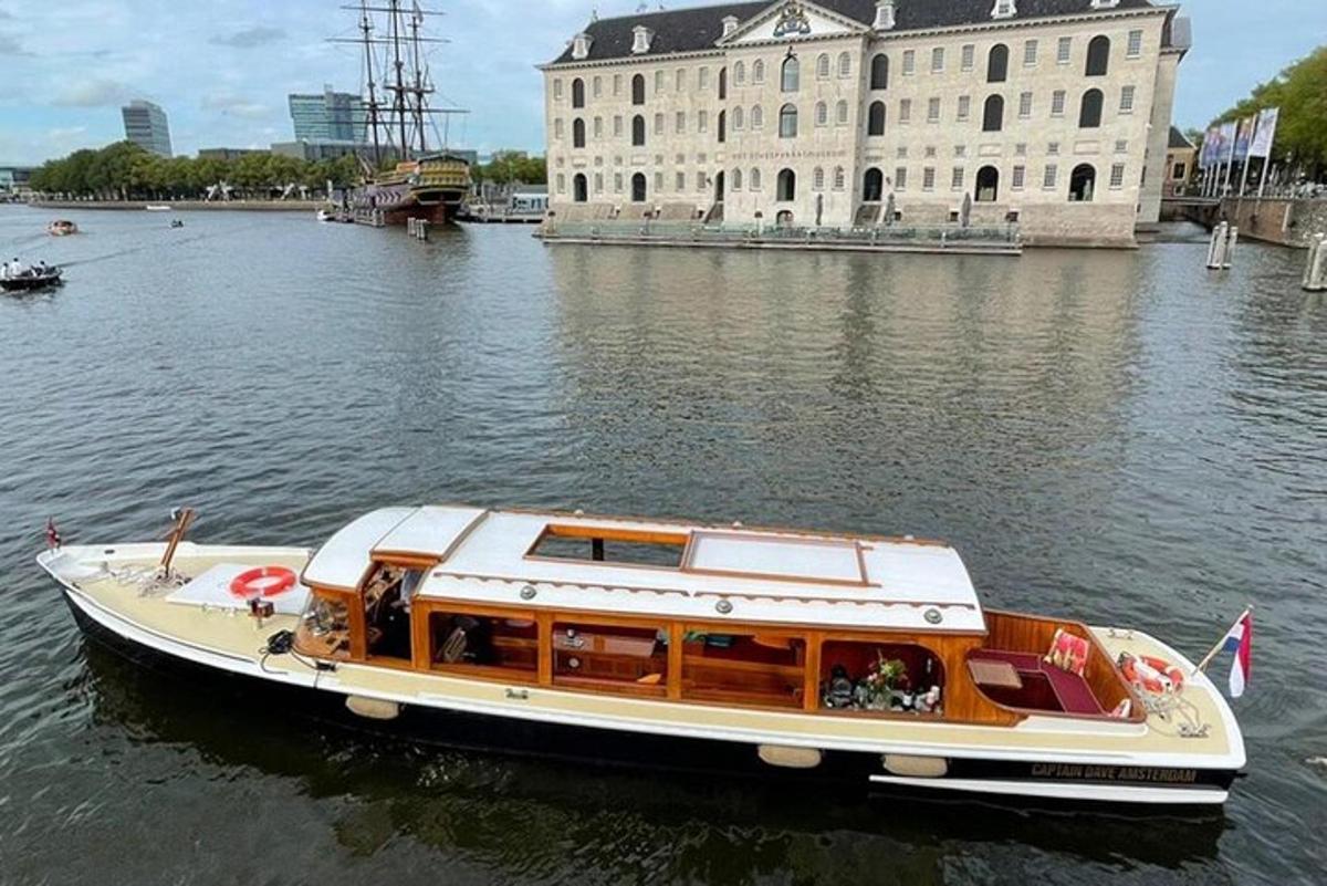 una barca in acqua davanti a un edificio