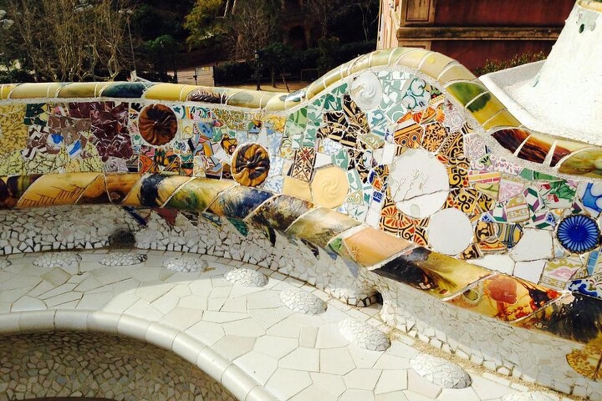 una panchina ricoperta di mosaici su un marciapiede
