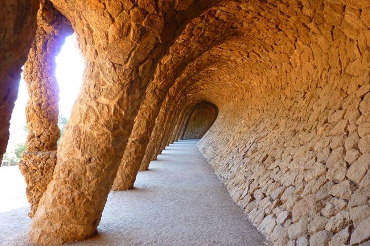 un vicolo in un muro di pietra con un tunnel