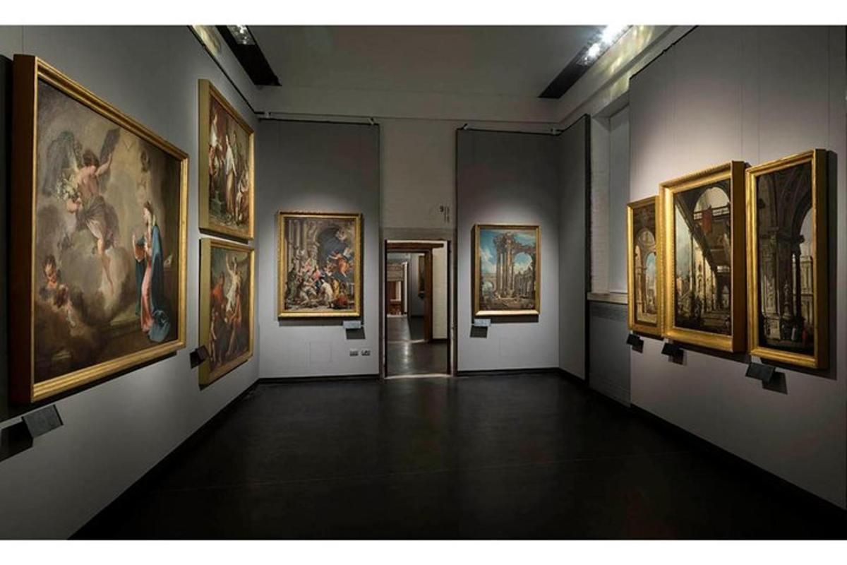 un corridoio con dipinti alle pareti di un museo