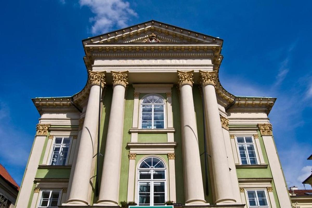 un edificio alto con colonne in cima
