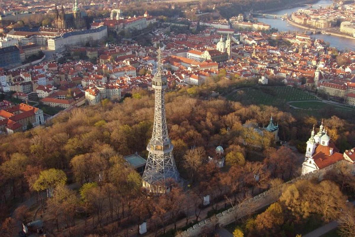 pemandangan dari udara menara eiffel di sebuah bandar