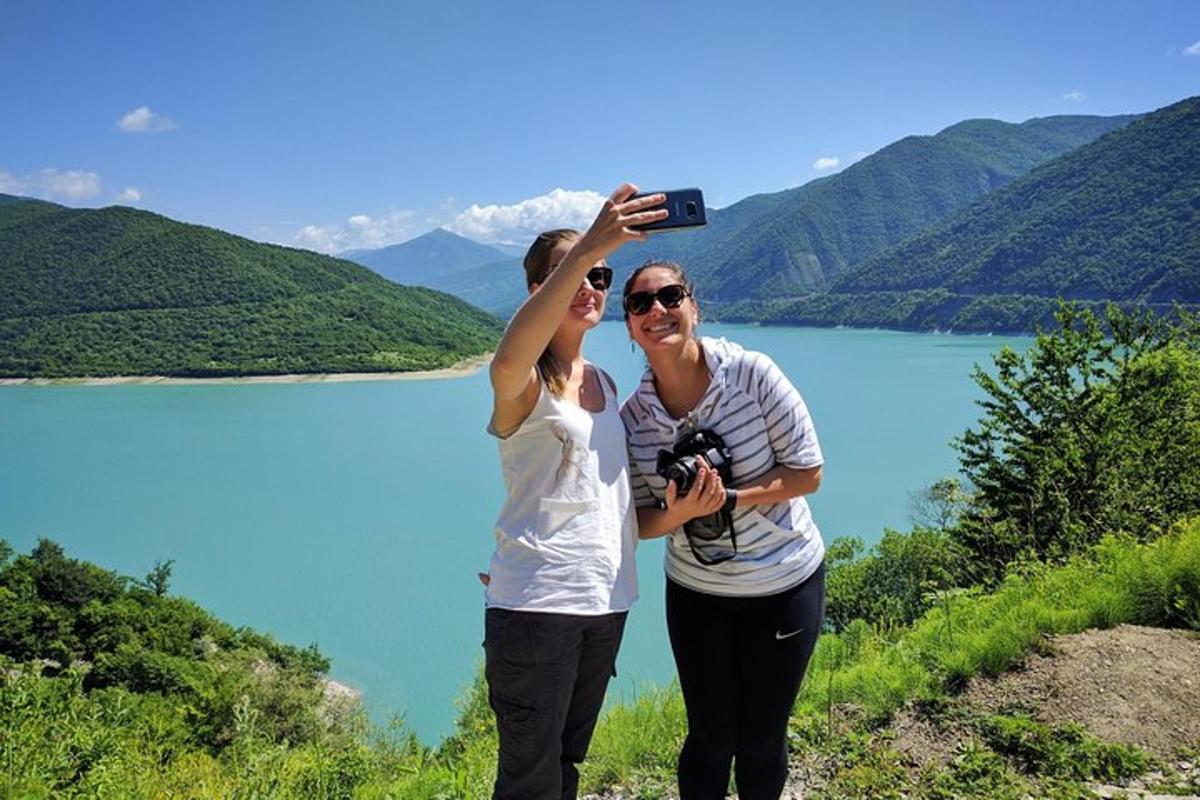muž a žena fotí jezero