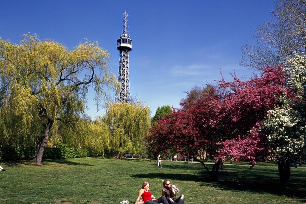 due persone sedute in un parco con una torre sullo sfondo