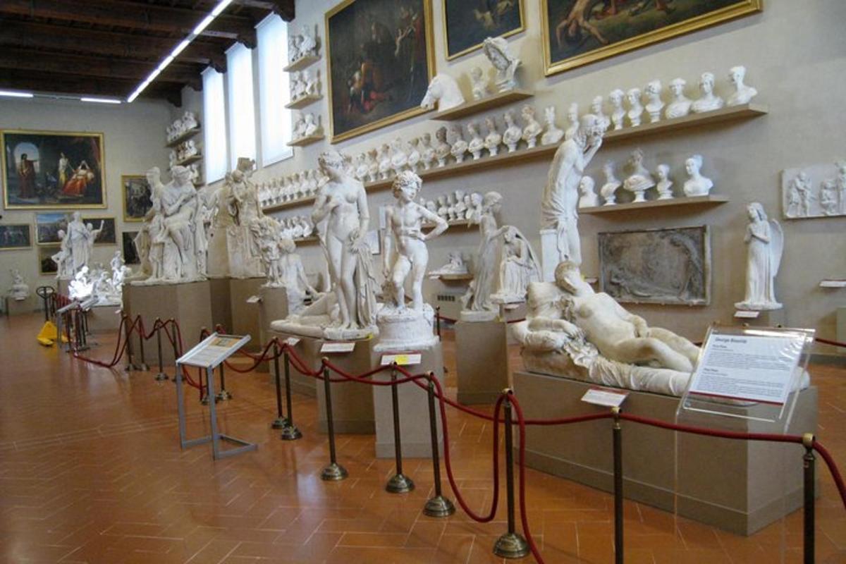 una stanza con statue esposte in un museo