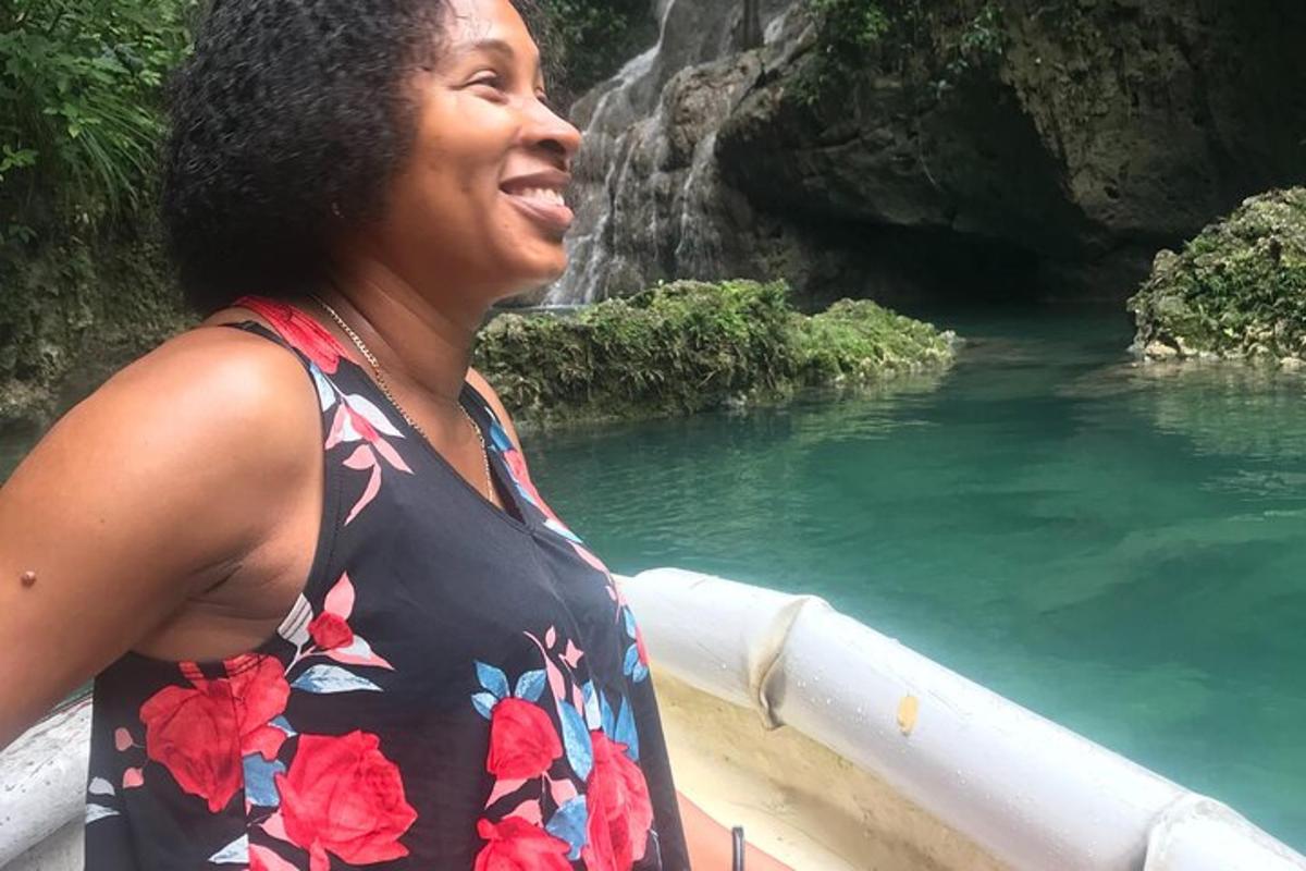 una donna in piedi davanti a una cascata