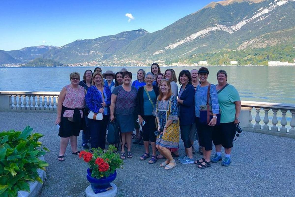 un gruppo di donne in posa per una foto in riva all'acqua