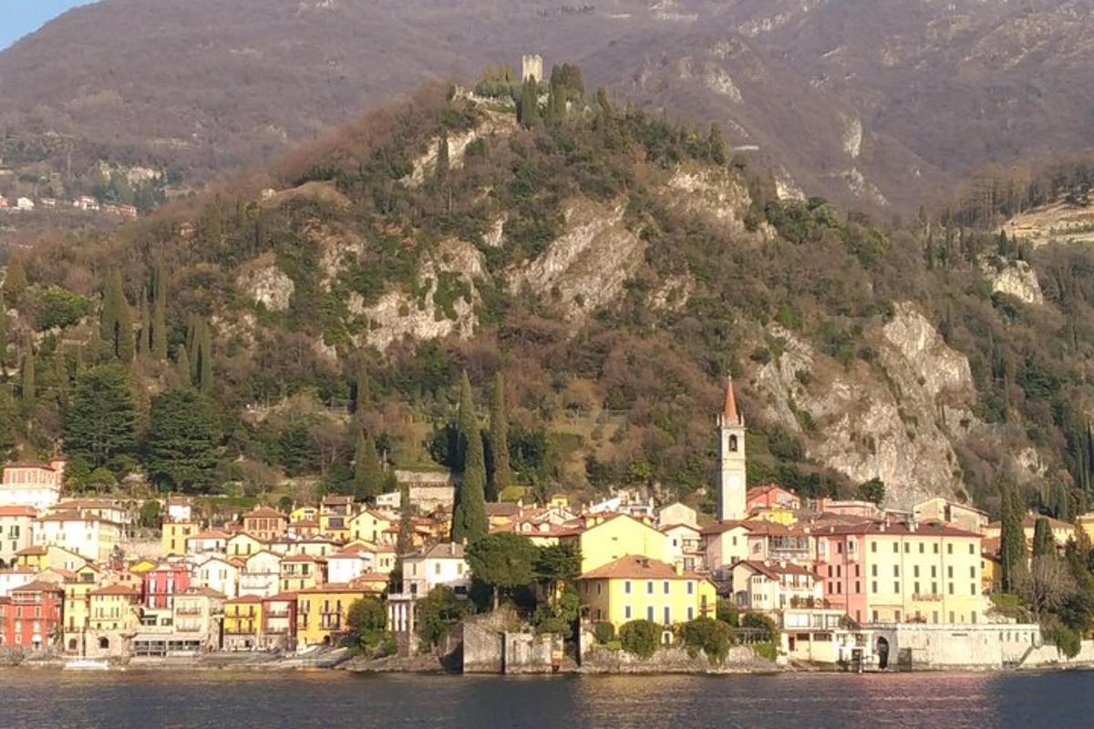 una piccola città sulla riva di uno specchio d'acqua