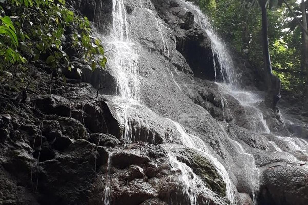 una cascata sul fianco di una scogliera rocciosa