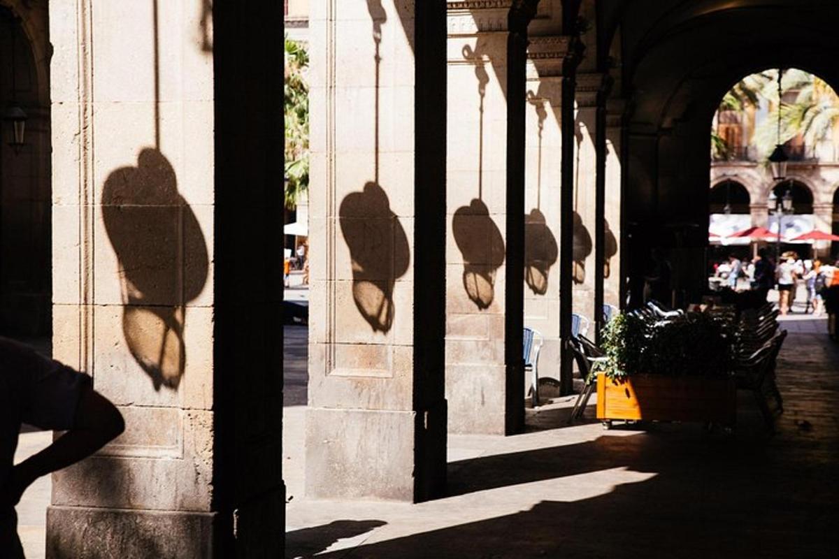 un grup d'ombres al costat d'un edifici