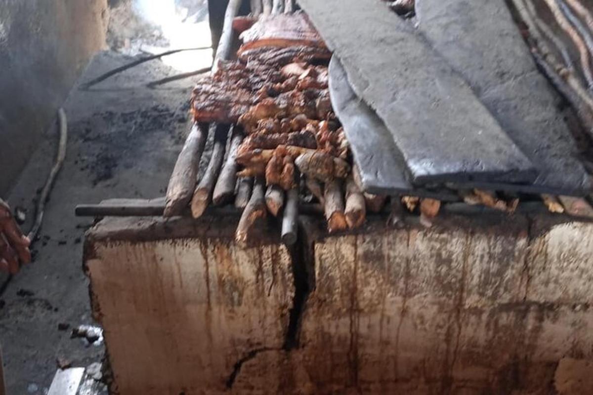 un mucchio di cibo sopra una griglia