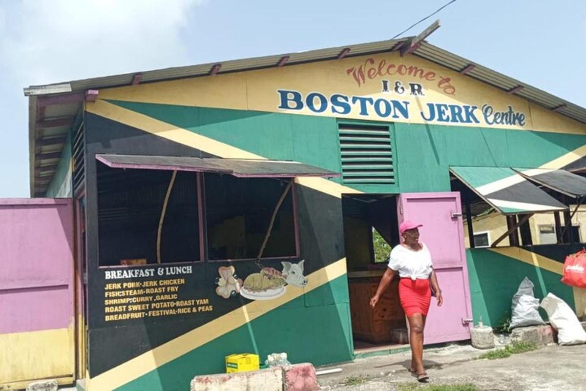 seorang wanita berjalan di hadapan trak makanan boston twist