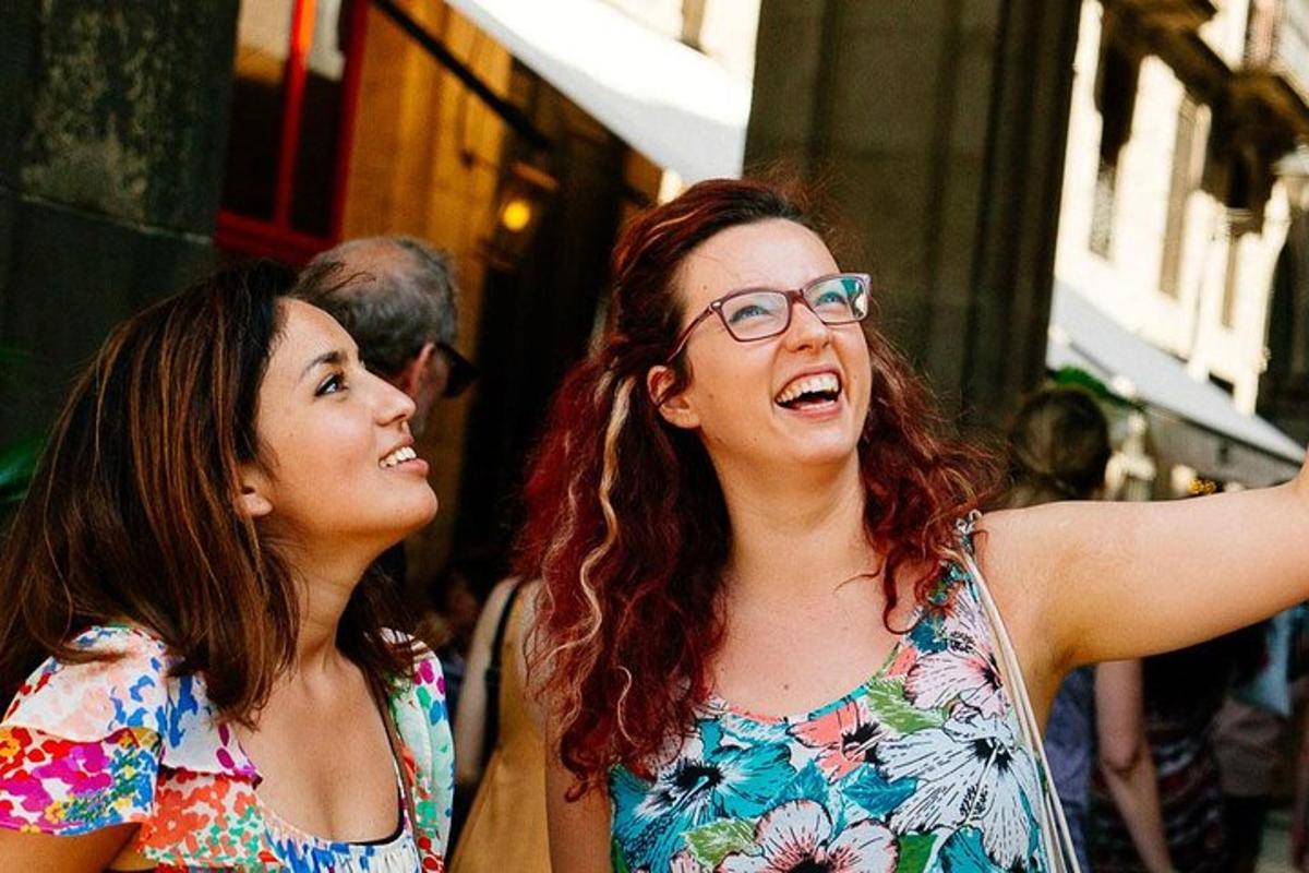 Δύο γυναίκες στέκονται η μία δίπλα στην άλλη σε έναν δρόμο