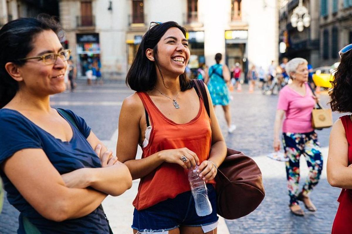 un gruppo di donne in piedi su una strada