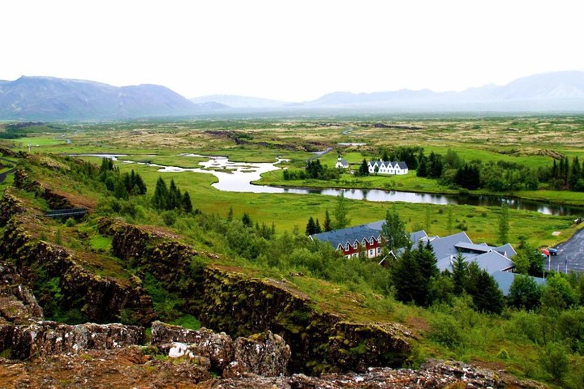 Útsýni yfir dal með á og húsum