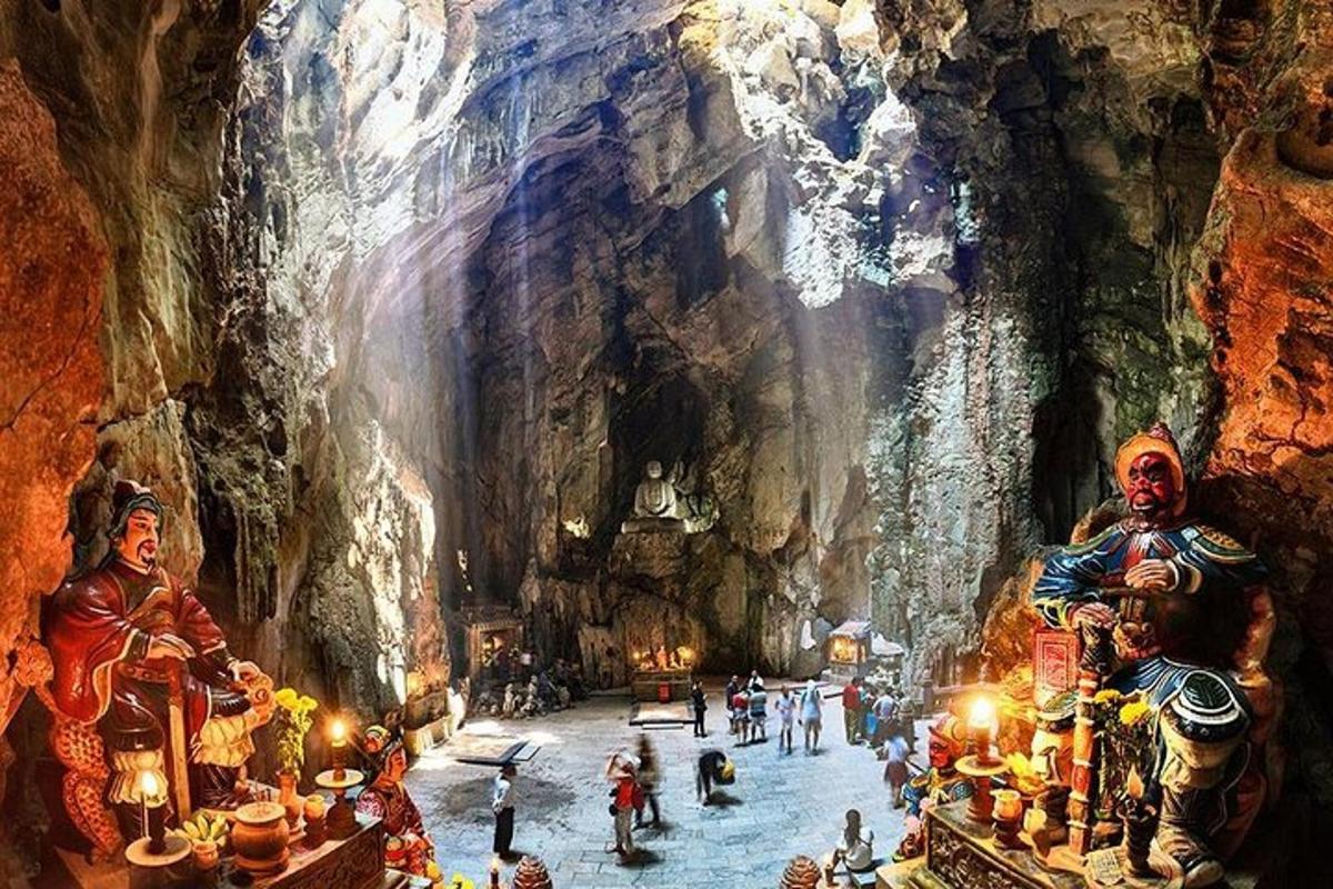 ένας πίνακας με μια σπηλιά με ανθρώπους μέσα σε αυτήν