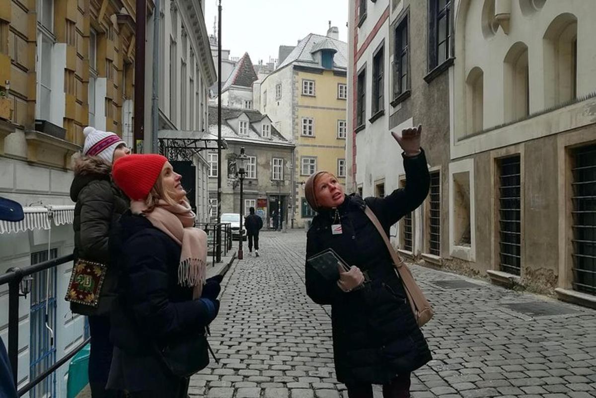 um grupo de pessoas paradas em uma rua