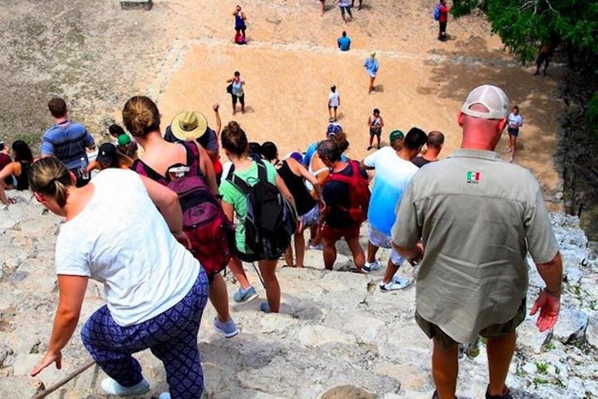 sekumpulan orang berjalan mendaki bukit