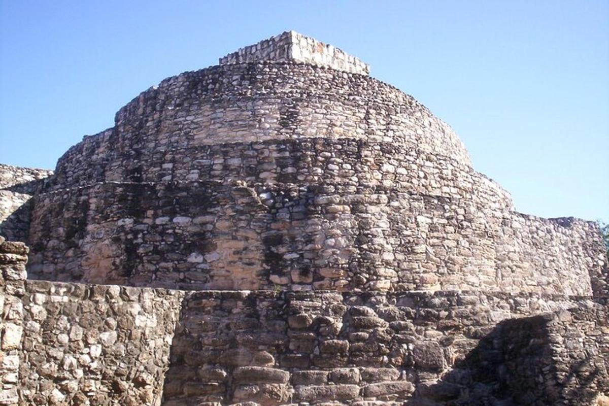 un grande edificio in pietra con una cupola in cima