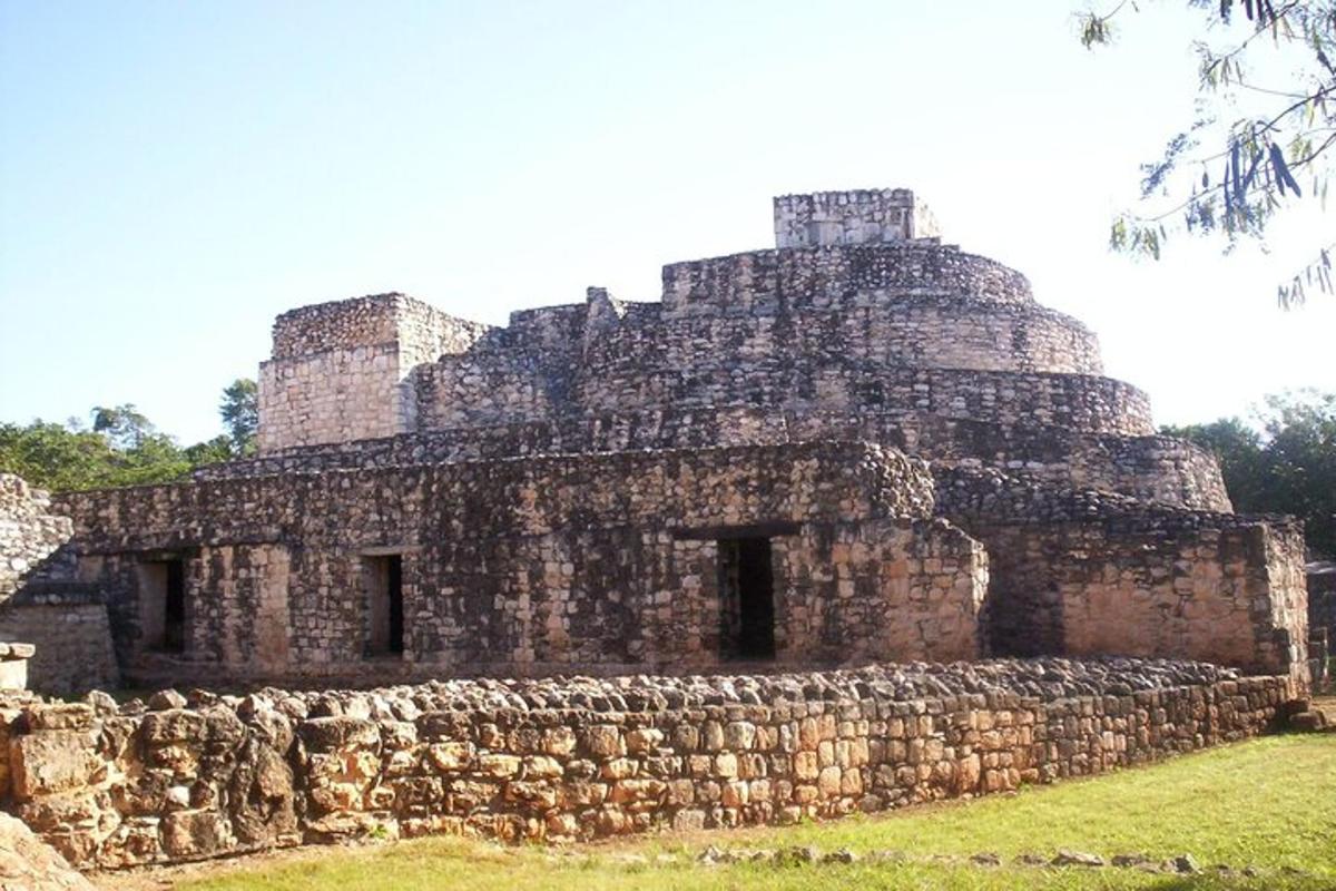 un vecchio edificio in pietra con una cupola in cima