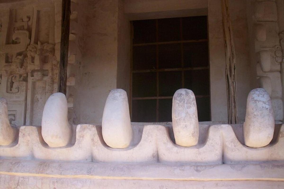 una ringhiera in pietra davanti a un edificio con una finestra