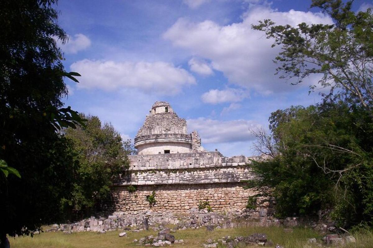 un edificio piramidale in cima a un muro di mattoni