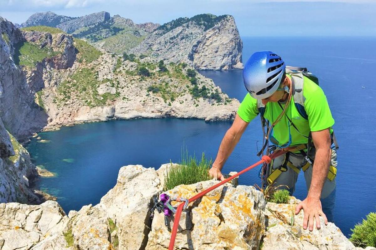 một người đàn ông đứng trên đỉnh núi