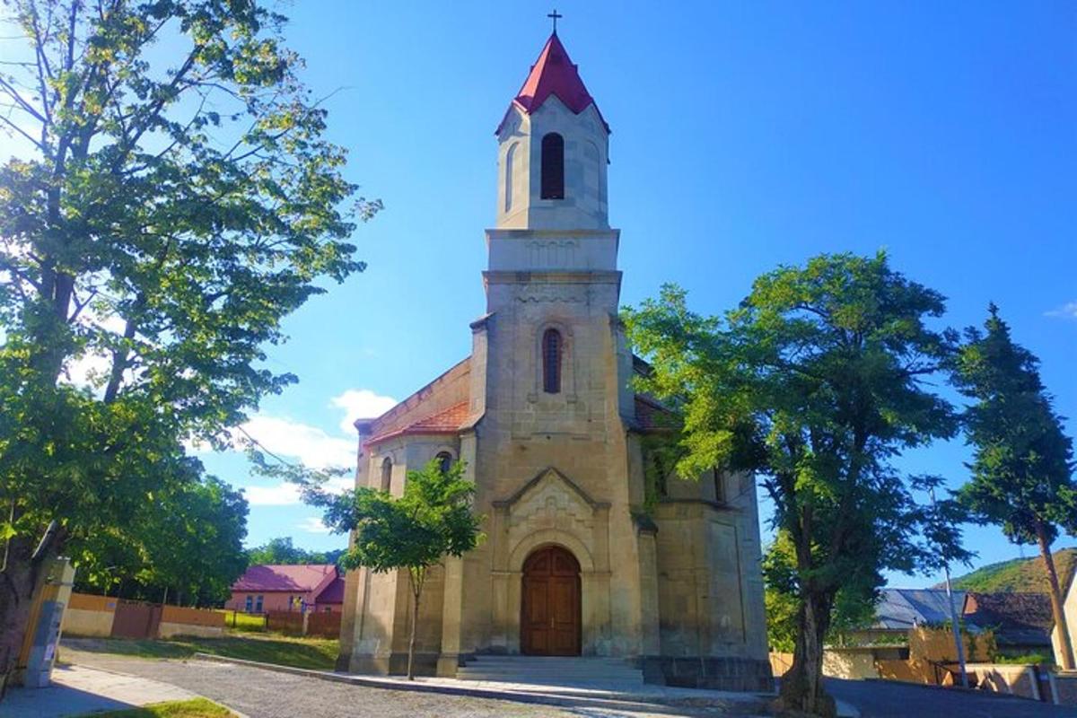 una vecchia chiesa con una torre dell'orologio su una strada