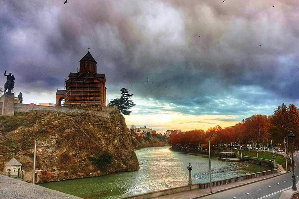 řeka s budovou na jejím břehu
