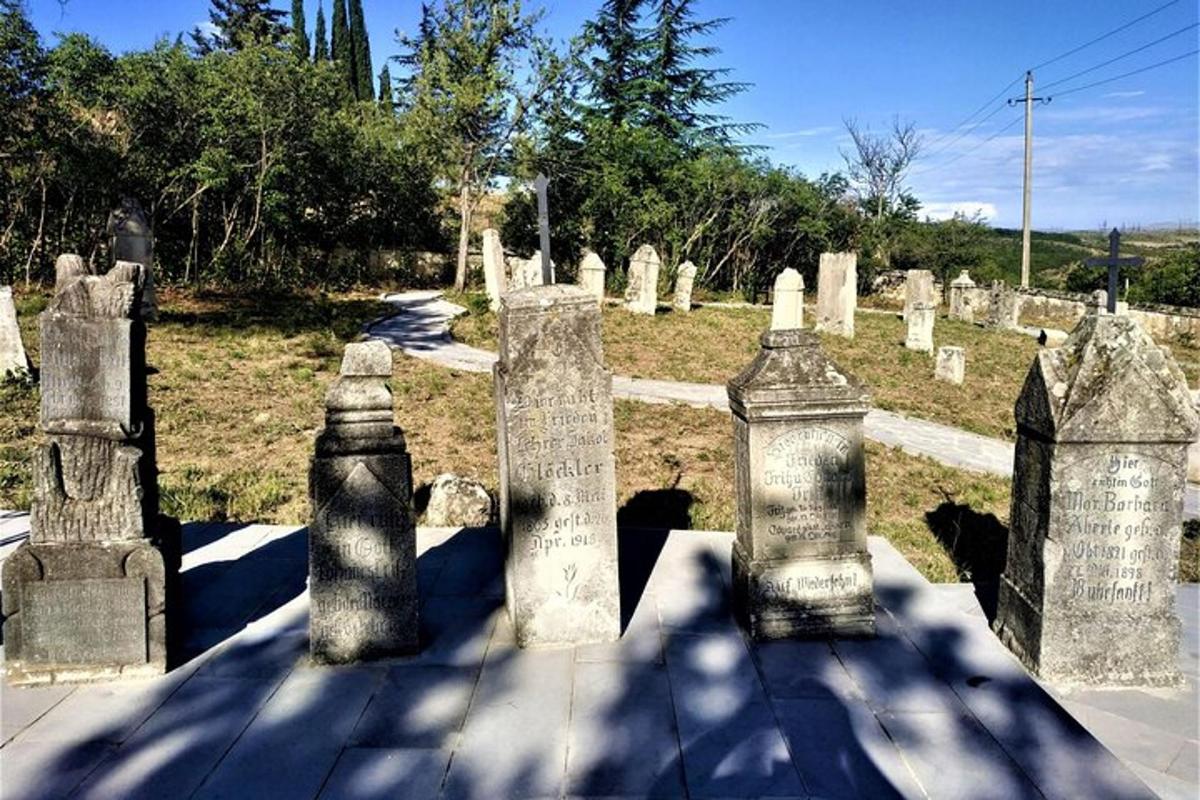 un gruppo di lapidi in un cimitero