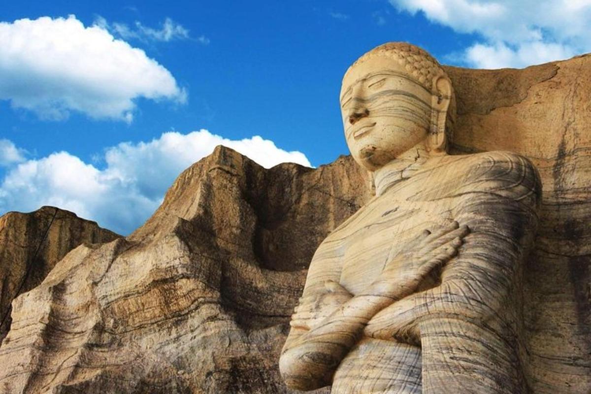uma estátua em frente a uma montanha