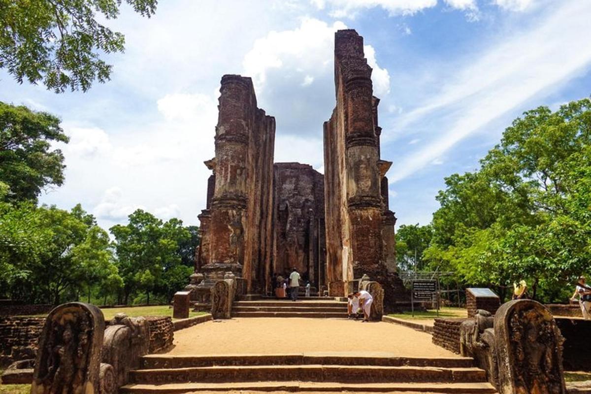 uma vista das ruínas de um templo