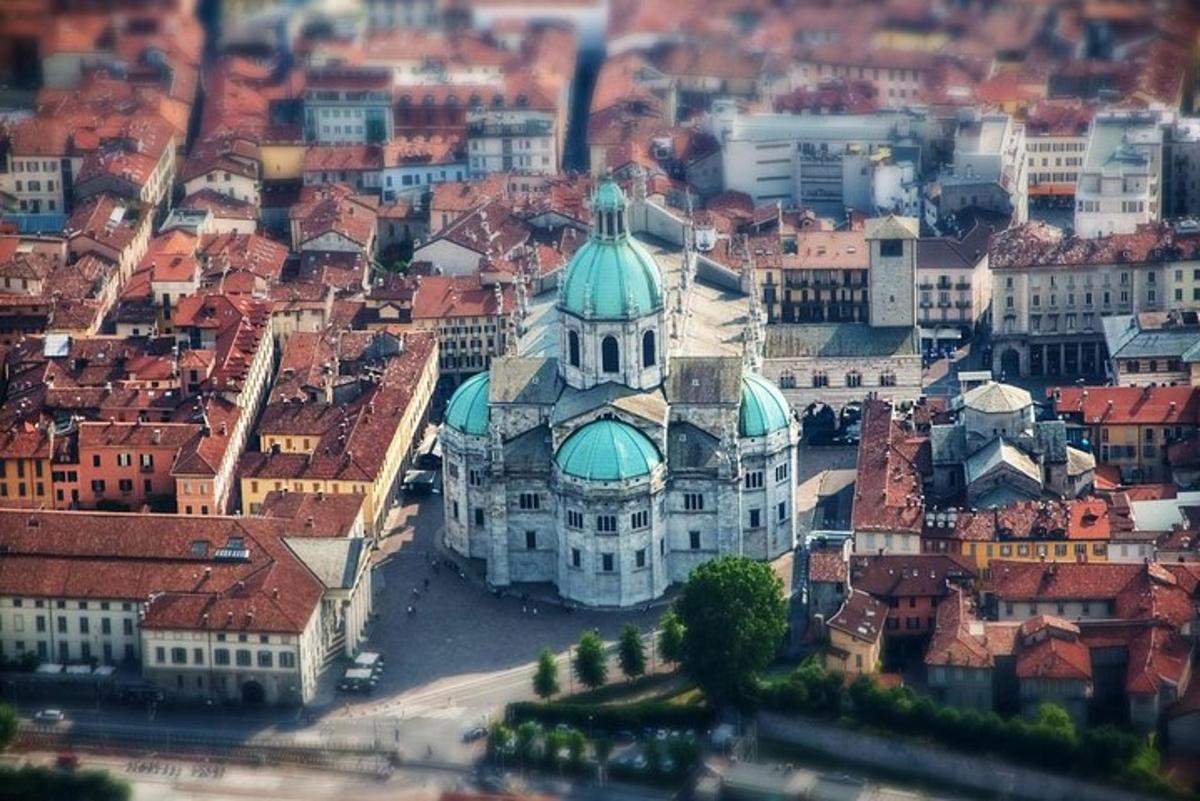 Letecký pohled na město s budovou