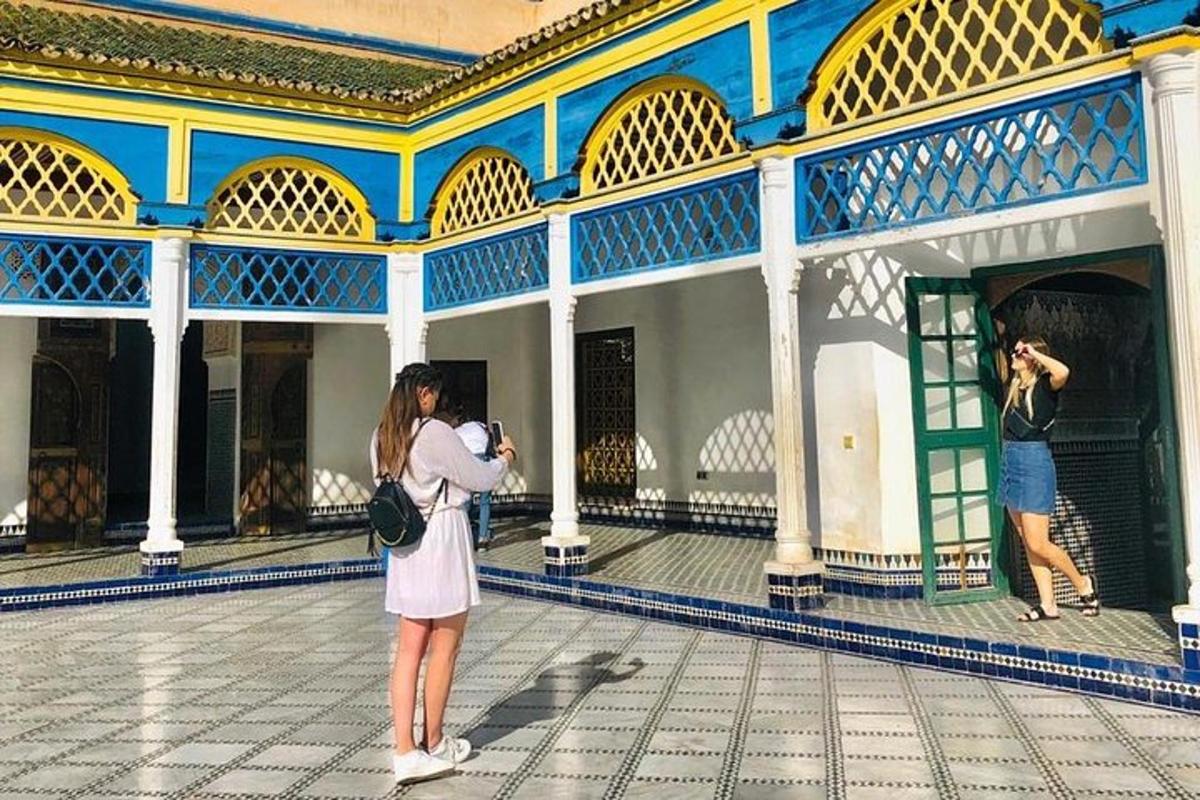 Una mujer tomando una foto de un hombre tomando una foto de un edificio.