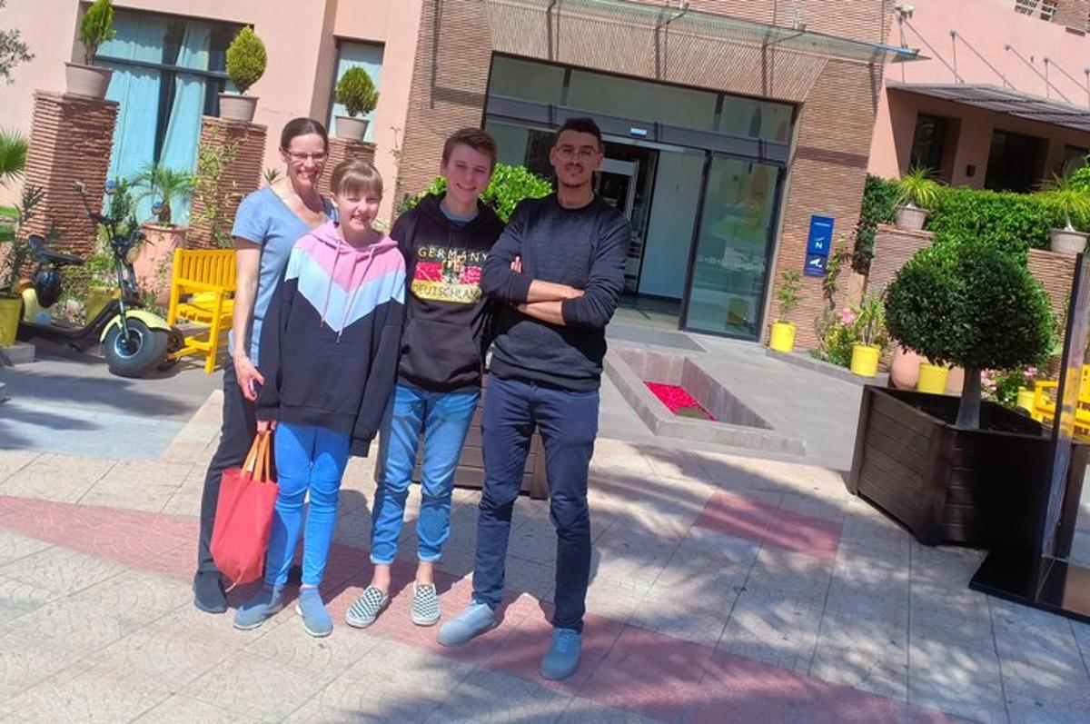 Un grupo de personas de pie frente a un edificio.