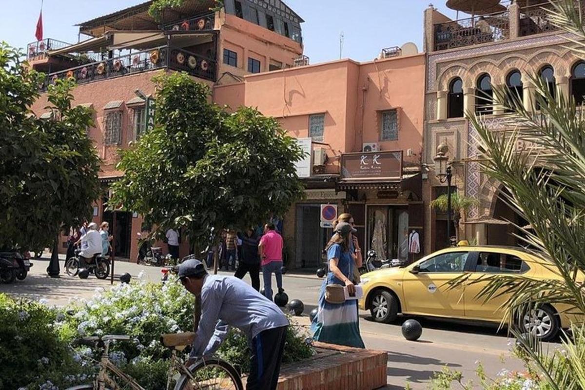 un hombre en bicicleta en una calle de la ciudad