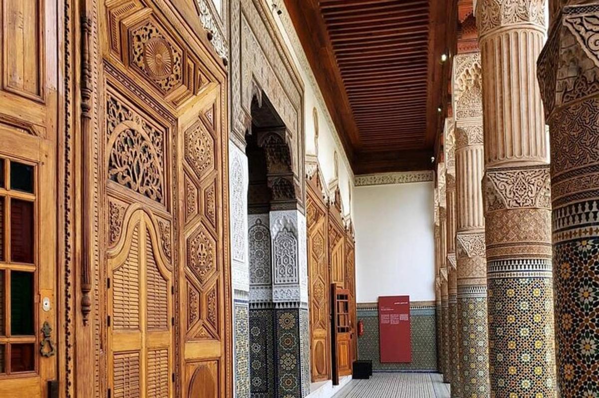 Un pasillo de una mezquita con puertas de madera y azulejos.