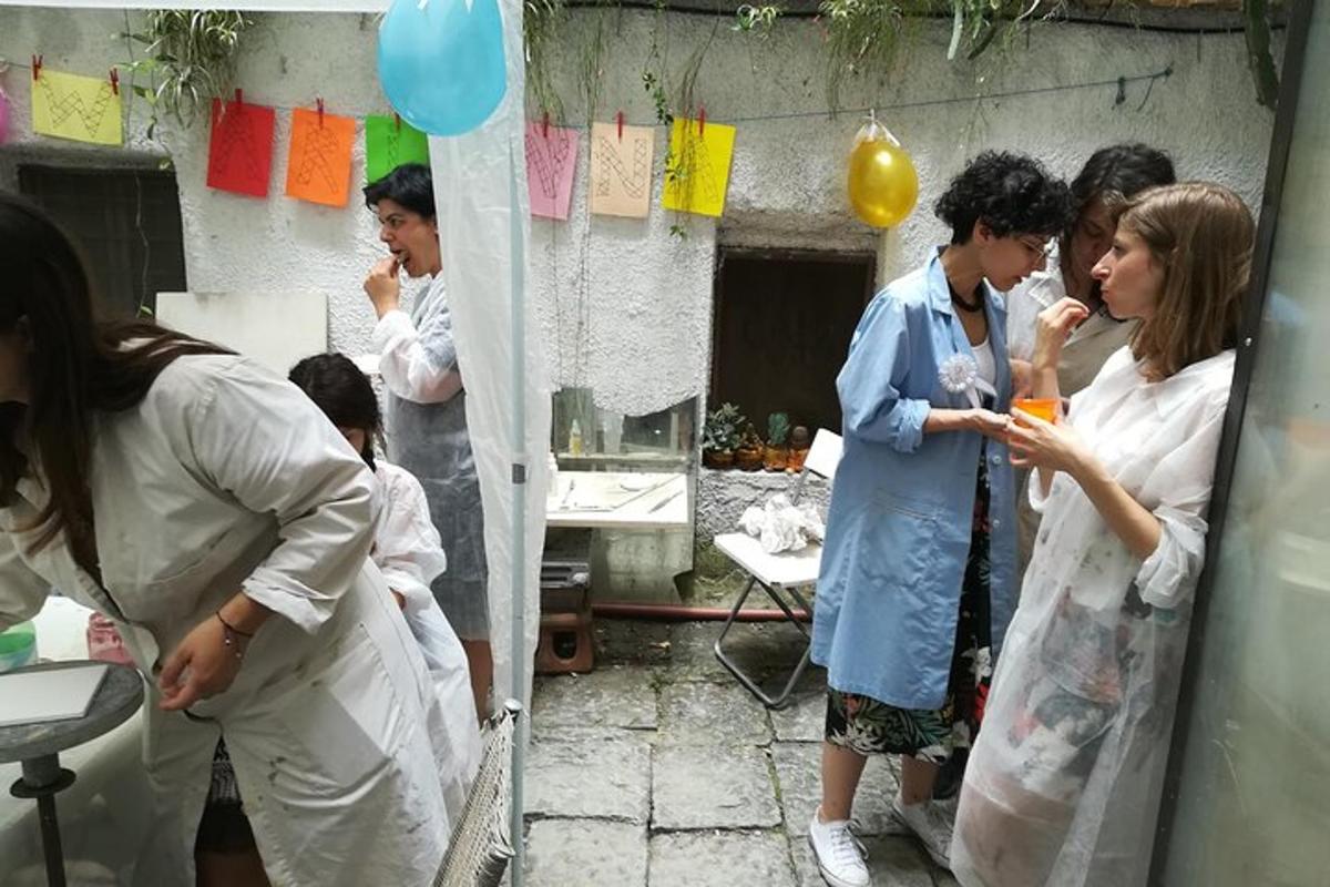 un grup de oameni care stau într-o cameră