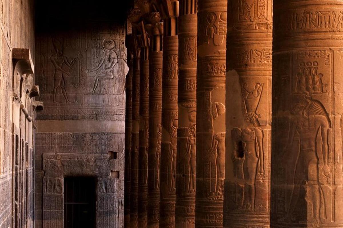 stĺp s hieroglyfmi na stene budovy