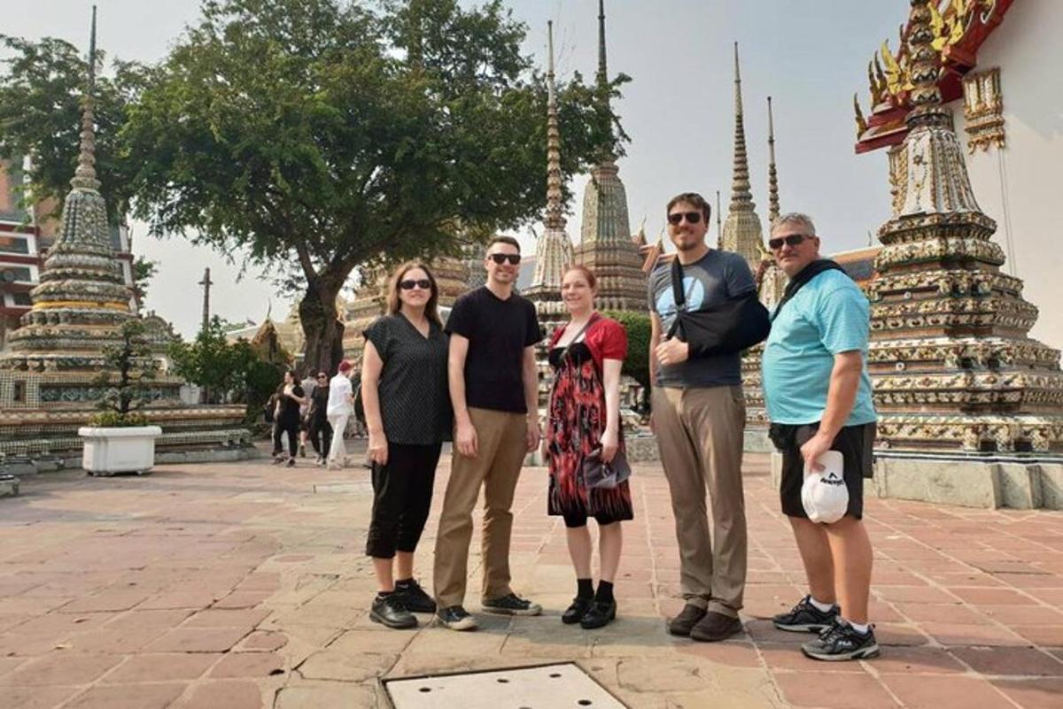 un gruppo di persone in piedi davanti a un tempio