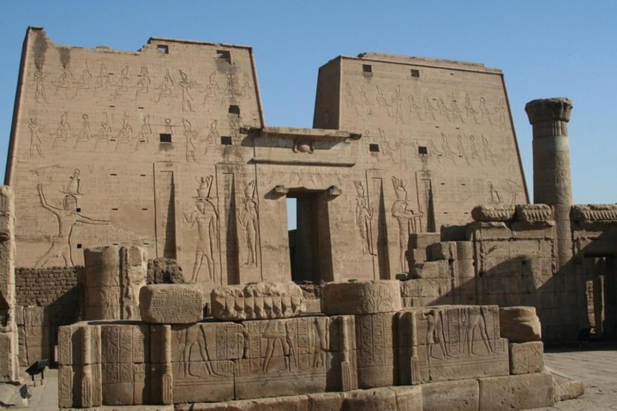 un antico edificio con geroglifici su di esso