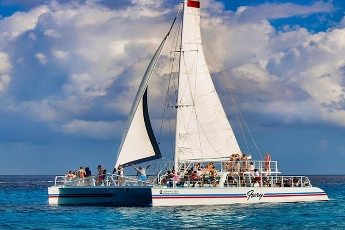isang grupo ng mga tao sa isang layag na bangka sa tubig