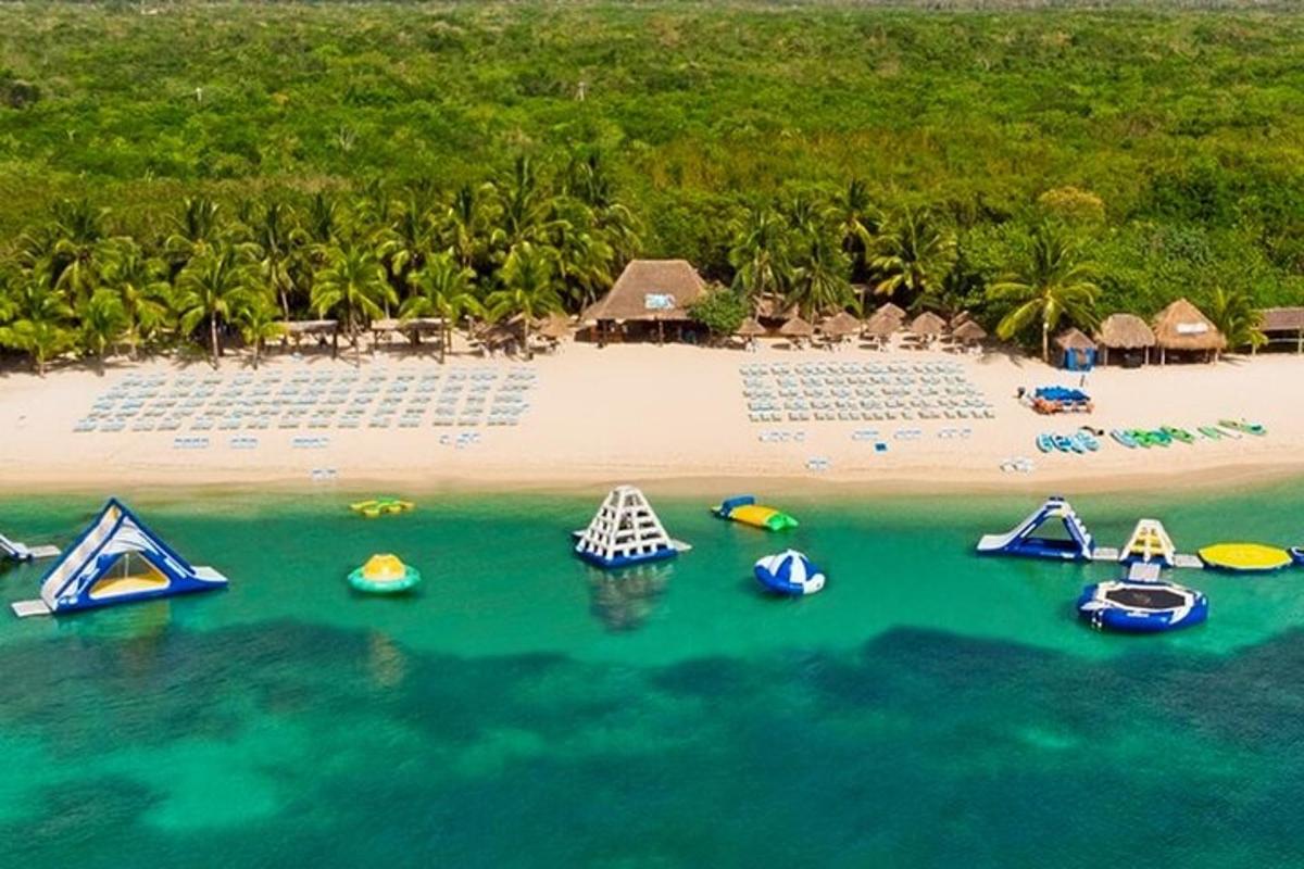 isang aerial view ng beach na may mga bangka sa tubig
