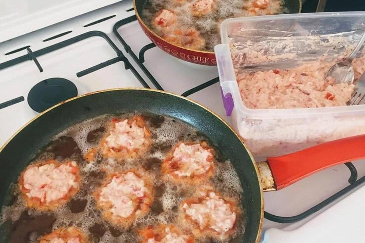 pann toitu pliidil koos panniga toitu
